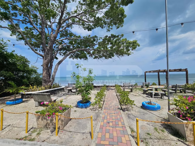 Se vende lote a pasos del mar en Costa esmeralda, San Carlos.