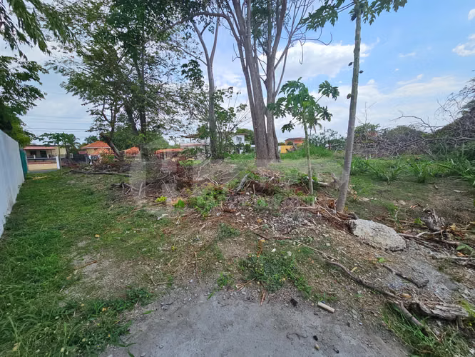 Se vende lote a pasos del mar en Costa esmeralda, San Carlos.