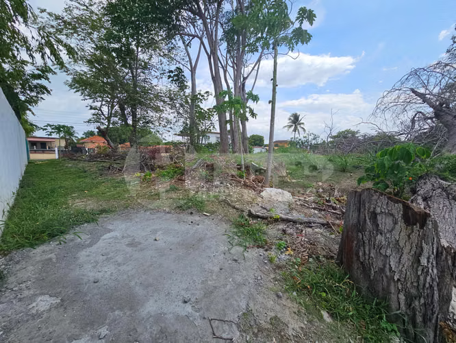Se vende lote a pasos del mar en Costa esmeralda, San Carlos.