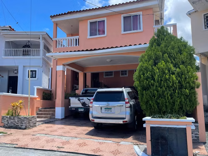 Residencia Familiar Amplia en Residencial El Doral – ¡El Hogar de tus Sueños!