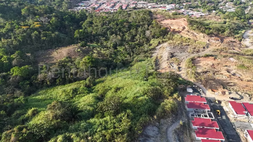 Vendo Terreno para desarrollo inmobiliario en Las Cumbres OF 26-7707