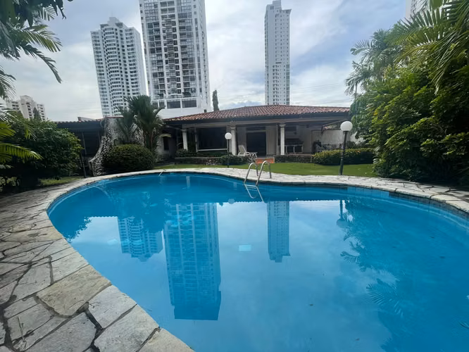 VENTA CASA EN ALTOS DEL GOLF