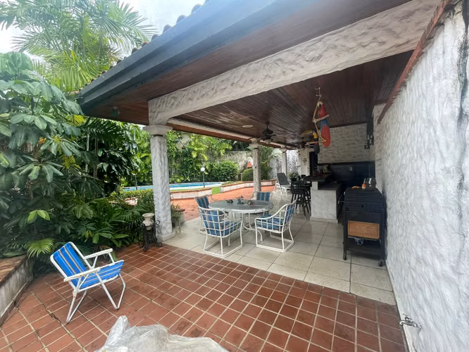 VENTA CASA EN ALTOS DEL GOLF