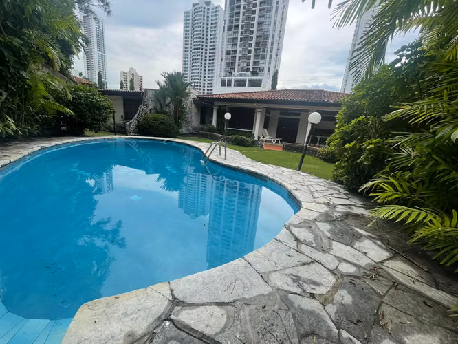 VENTA CASA EN ALTOS DEL GOLF