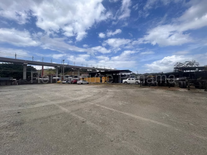 Venta de terreno en avenida Principal Las Cumbres   AK