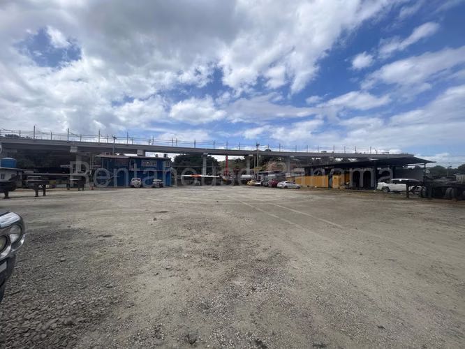 Venta de terreno en avenida Principal Las Cumbres   AK