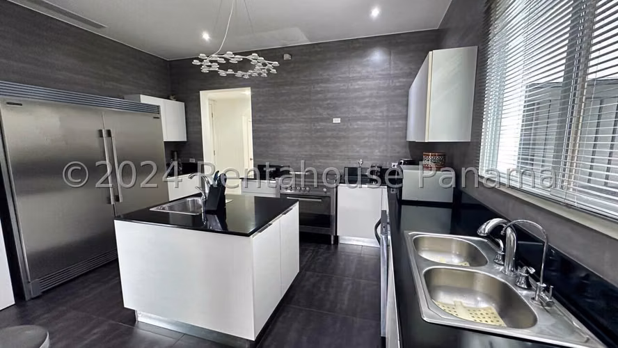 Casa en Alquiler en Santa Maria  con pisicna 26*4777Mfk