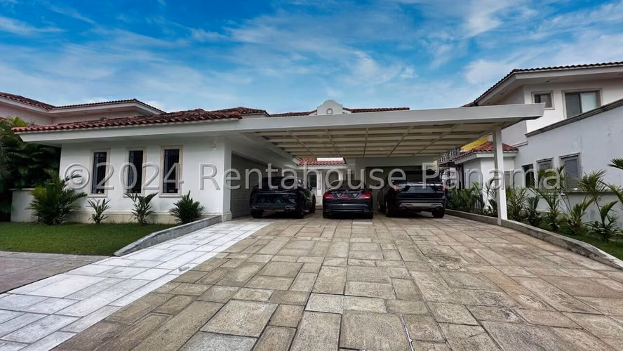 Casa en Alquiler en Santa Maria  con pisicna 26*4777Mfk