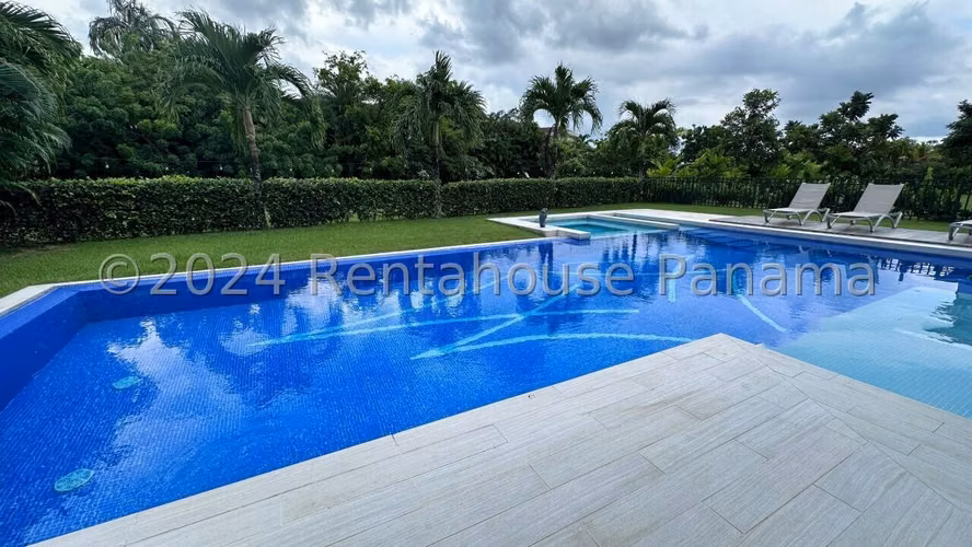 Casa en Alquiler en Santa Maria  con pisicna 26*4777Mfk