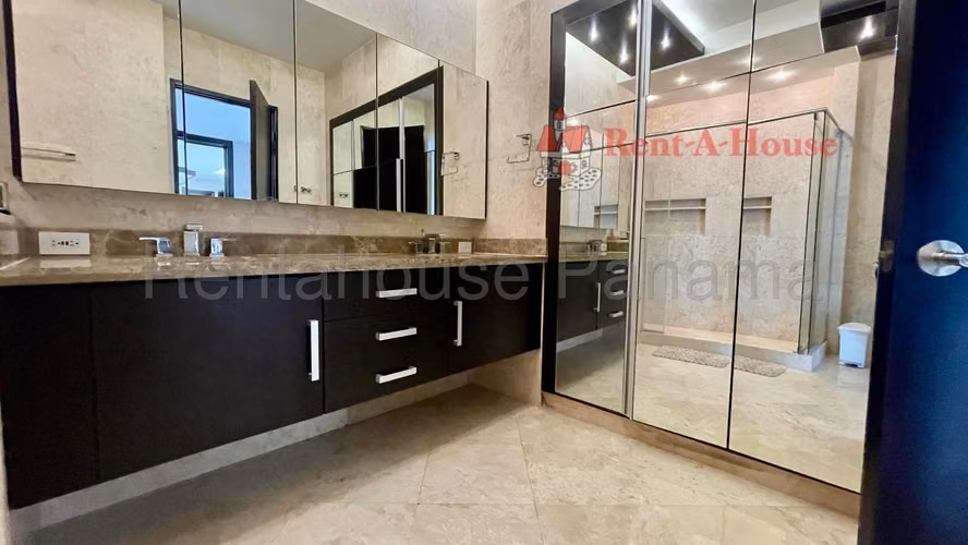 Venta de Amplio y Exclusivo Apartamento en Punta Pacifica 26*7520Mfk