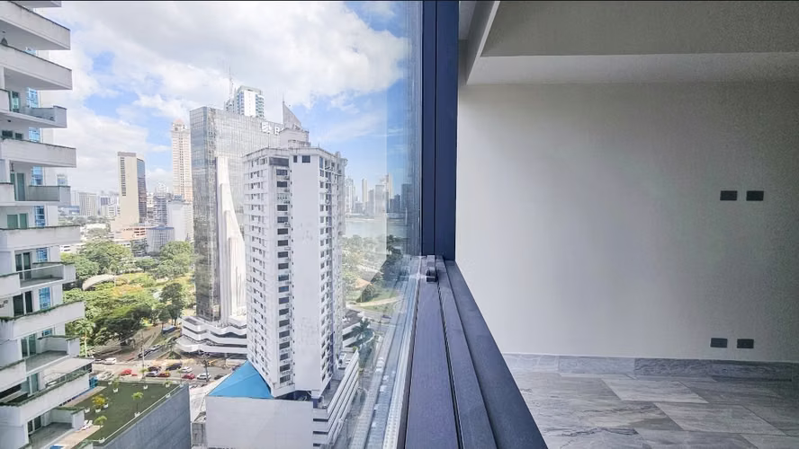 APARTAMENTO A 1 CUADRA DE LA CINTA COSTERA