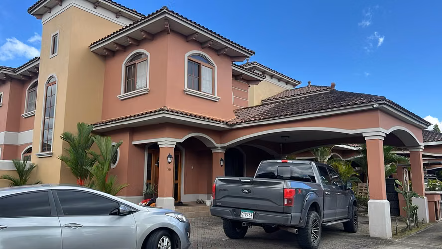 Ganga Casa Residencial Costa Sur  en El Doral con Piscina