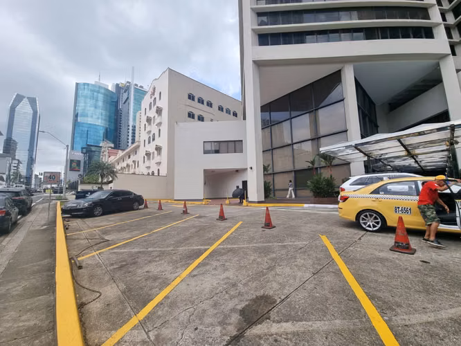 Alquiler de Local Comercial en Obarrio, Plaza Canaima, 640m2