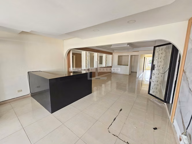 Vendo Duplex de uso Comercial en Chanis cerca de Doraditos. Haga una oferta