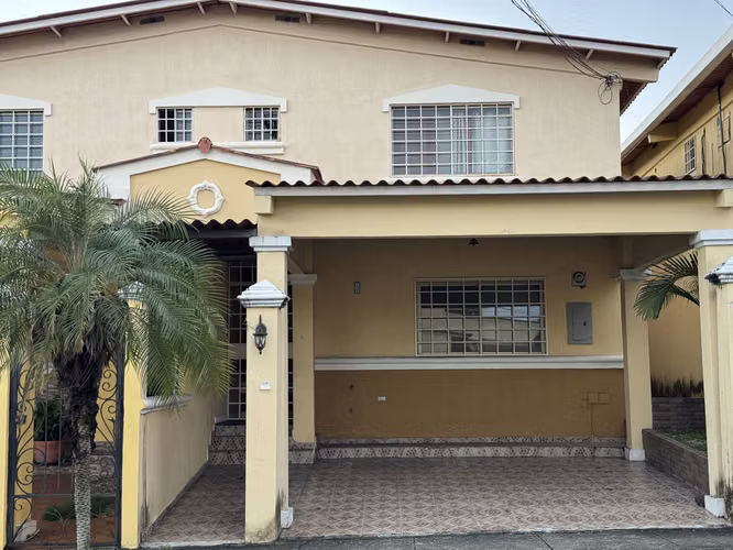 REMATE - Casa en Altos de Cerro Viento