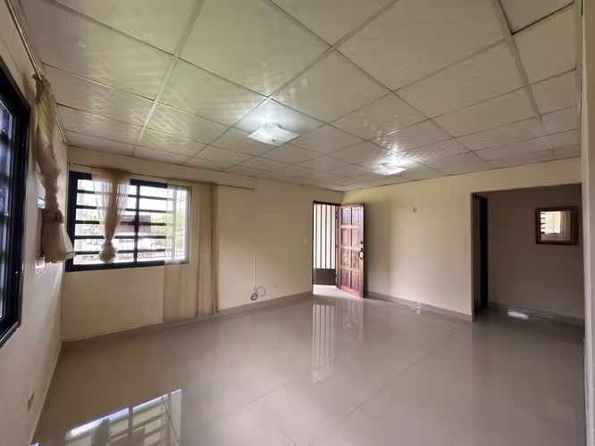 SE ALQUILA CASA CERCADA EN ÁREA RESIDENCIAL