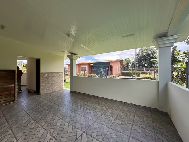 SE ALQUILA CASA CERCADA EN ÁREA RESIDENCIAL