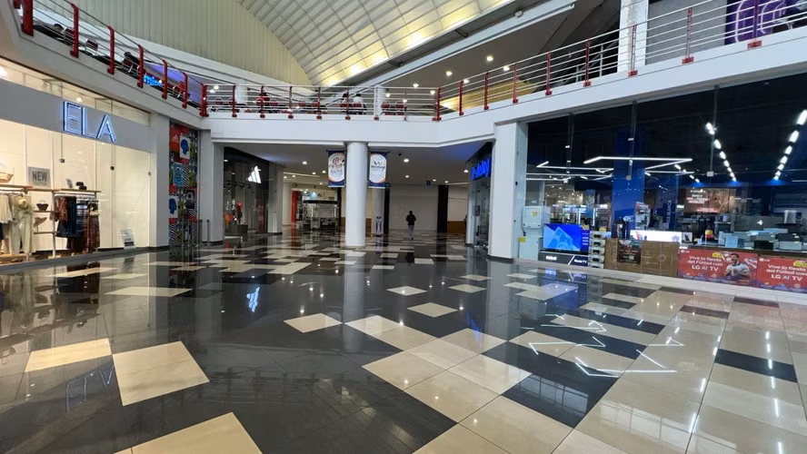 Vendo local comercial Westland Mall