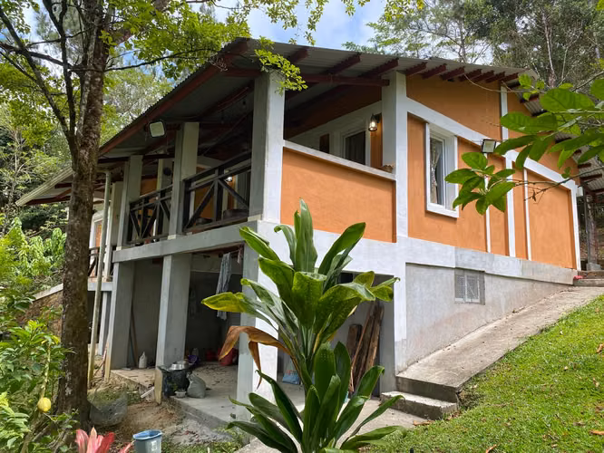 Casa de montaña estilo chalet con chimenea y amplias terrazas en Cerro Azul