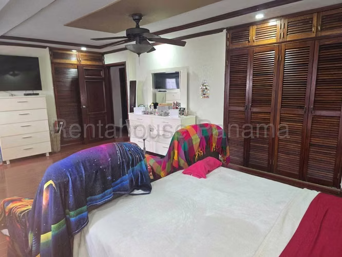 Casa en Venta en Parque Lefevre JG