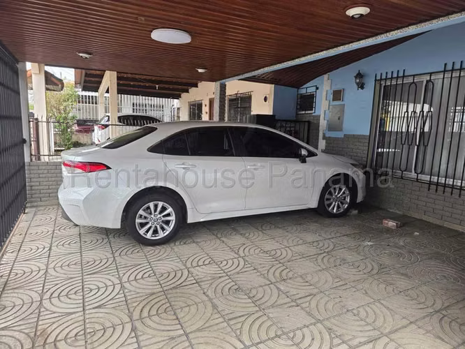Casa en Venta en Parque Lefevre JG