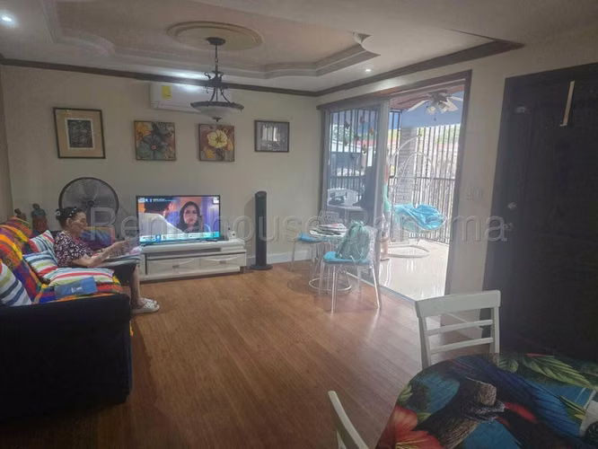 Casa en Venta en Parque Lefevre JG