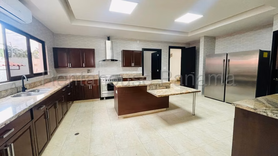 Se Vende Casa en Costa del Este LA26-6541
