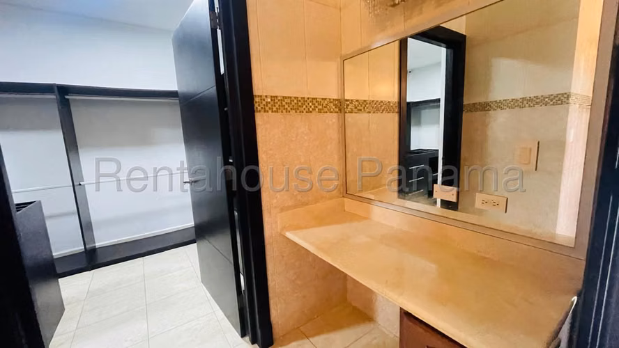 Se Vende Casa en Costa del Este LA26-6541