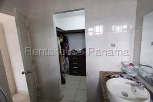 Venta de Casa con 157m2 en Brisas del Golf PH Augusta 26-8117SR