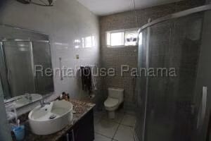 Venta de Casa con 157m2 en Brisas del Golf PH Augusta 26-8117SR