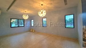 Venta de Casa con 866m2 en Costa del Este PH Paseo del Parque 26-8126SR