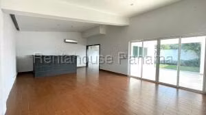 Venta de Casa con 652m2 en Altos de Panama PH Horizontes II 26-7209SR