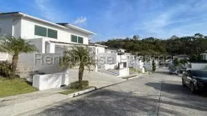 Venta de Casa con 652m2 en Altos de Panama PH Horizontes II 26-7209SR