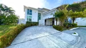 Venta de Casa con 652m2 en Altos de Panama PH Horizontes II 26-7209SR