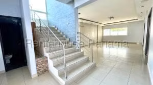 Venta de Casa con 652m2 en Altos de Panama PH Horizontes II 26-7209SR