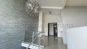 Venta de Casa con 652m2 en Altos de Panama PH Horizontes II 26-7209SR