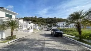 Venta de Casa con 652m2 en Altos de Panama PH Horizontes II 26-7209SR