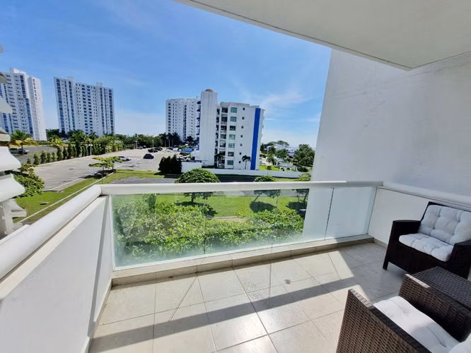 PH Towncenter - Modern studio furnished with resort amenities just 5 minutes from the beach