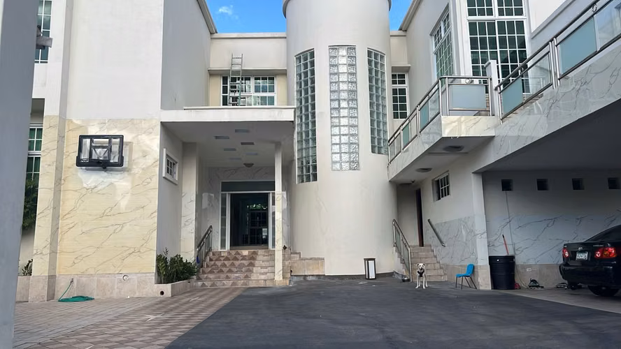Lujosa mansión de 10 habitaciones con piscina, elevador y 6 estacionamientos en San Francisco