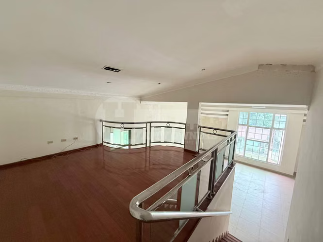Venta de casa de 2 niveles en San Francisco
