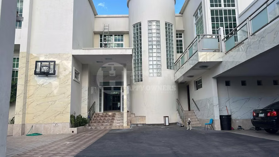 Venta de casa de 2 niveles en San Francisco