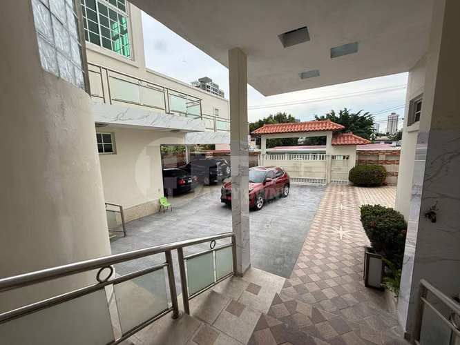 Venta de casa de 2 niveles en San Francisco