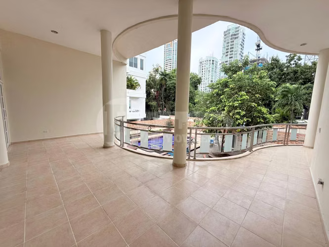 Venta de casa de 2 niveles en San Francisco