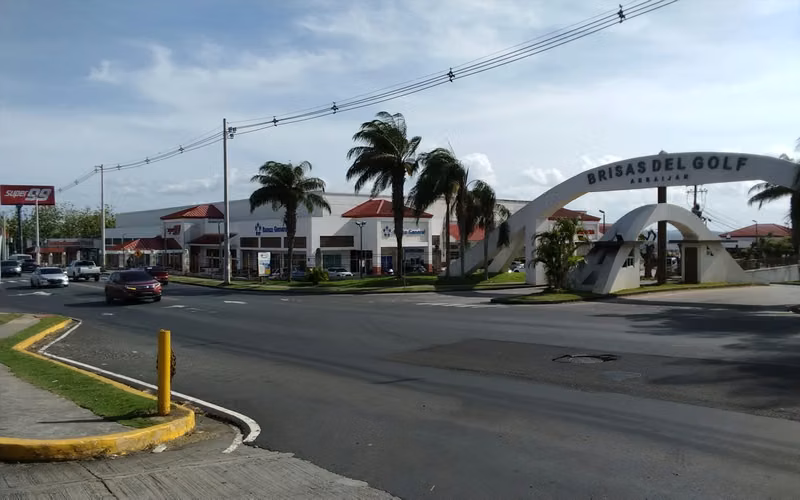 SE VENDE LOCAL COMERCIAL  BRISAS DEL GOLF ARRAIJAN