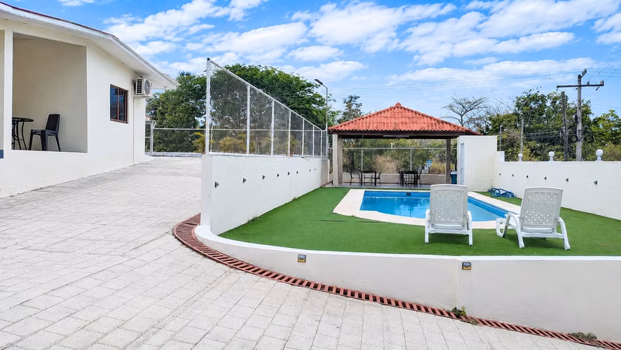 Venta de terreno comercial con mejoras
