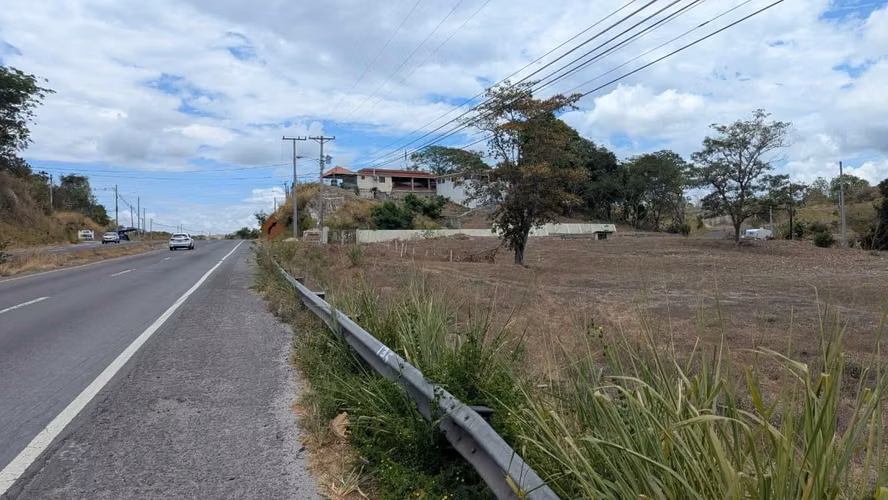 Venta de terreno comercial con mejoras