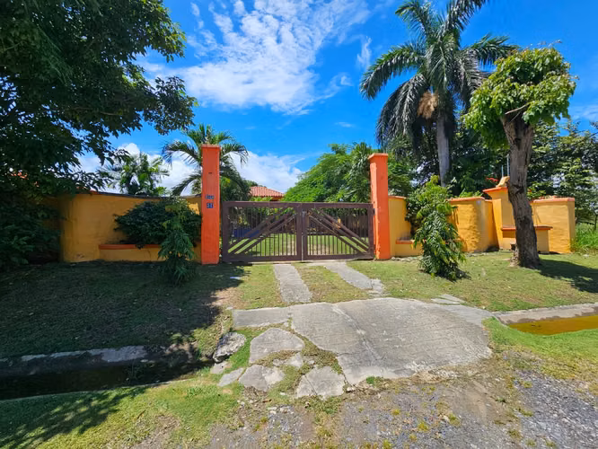 Coronado. House 1200mts 5r 4b pool $495,000.00