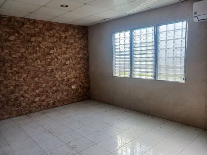 Alquilo casa en Chepo con terraza techada y amplio patio