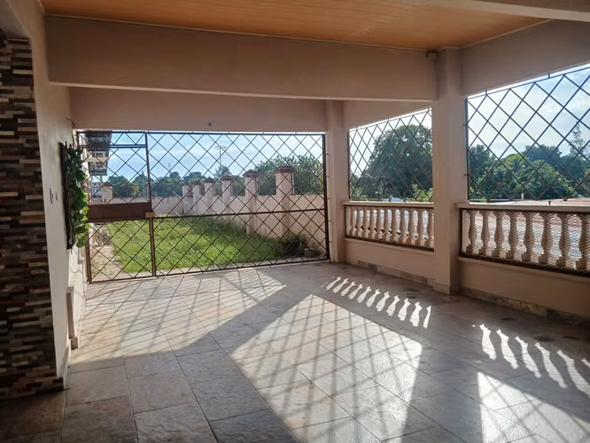 Alquilo casa en Chepo con terraza techada y amplio patio