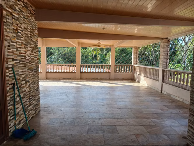 Alquilo casa en Chepo con terraza techada y amplio patio